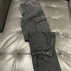 FALL CLEARANCE 🔥🔥
Levi’s distressed cargo jeans black sz 29